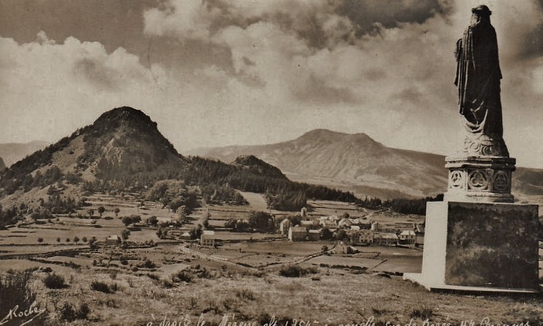 Village de Borée, les Roches de Borée et le Mézenc